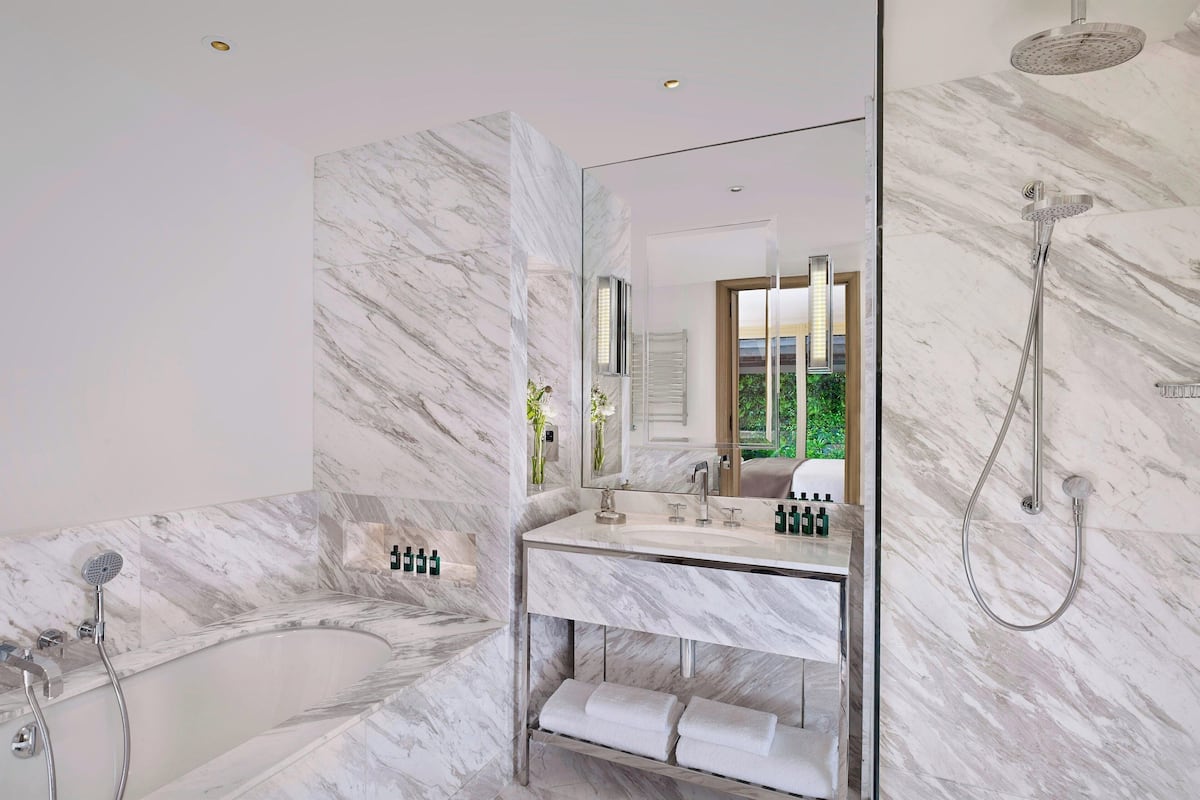 house, 1 king bed, non smoking, terrace (brew house garden) | bathroom | combined shower/bathtub, free toiletries, hair dryer, bathrobes