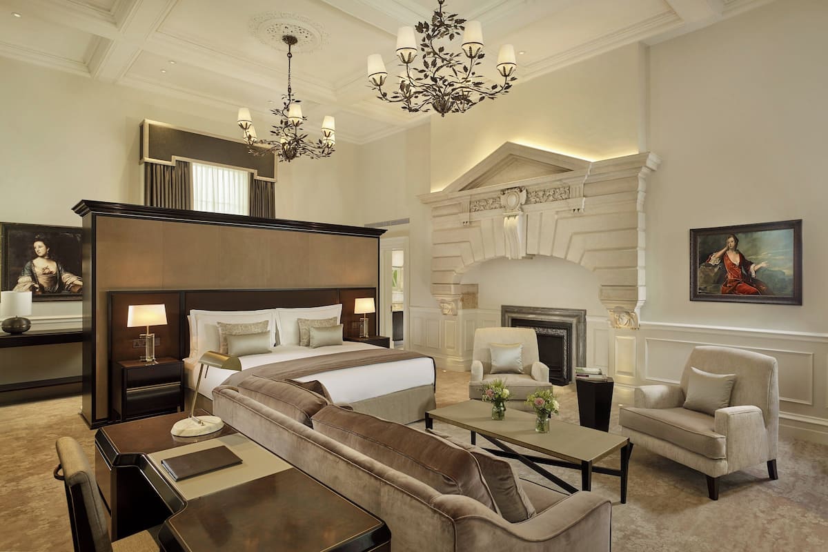 Deluxe Suite, 1 King Bed, Non Smoking (Main House) | Hypo-allergenic bedding, minibar, in-room safe, individually decorated