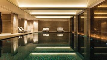 Inomhuspool och utomhuspool