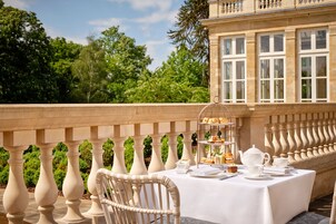 Breakfast, lunch, dinner served; British cuisine, pool views 
