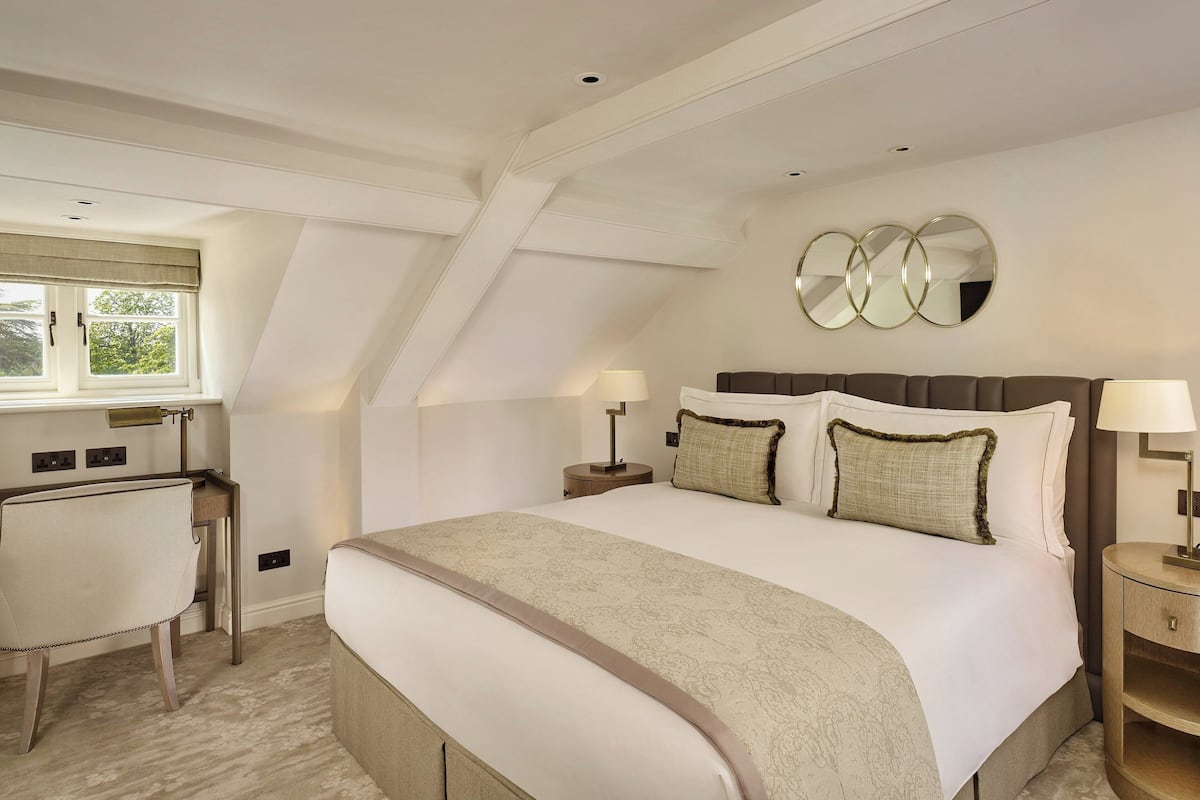 Classic Room, 1 King Bed, Non Smoking | Hypo-allergenic bedding, minibar, in-room safe, individually decorated