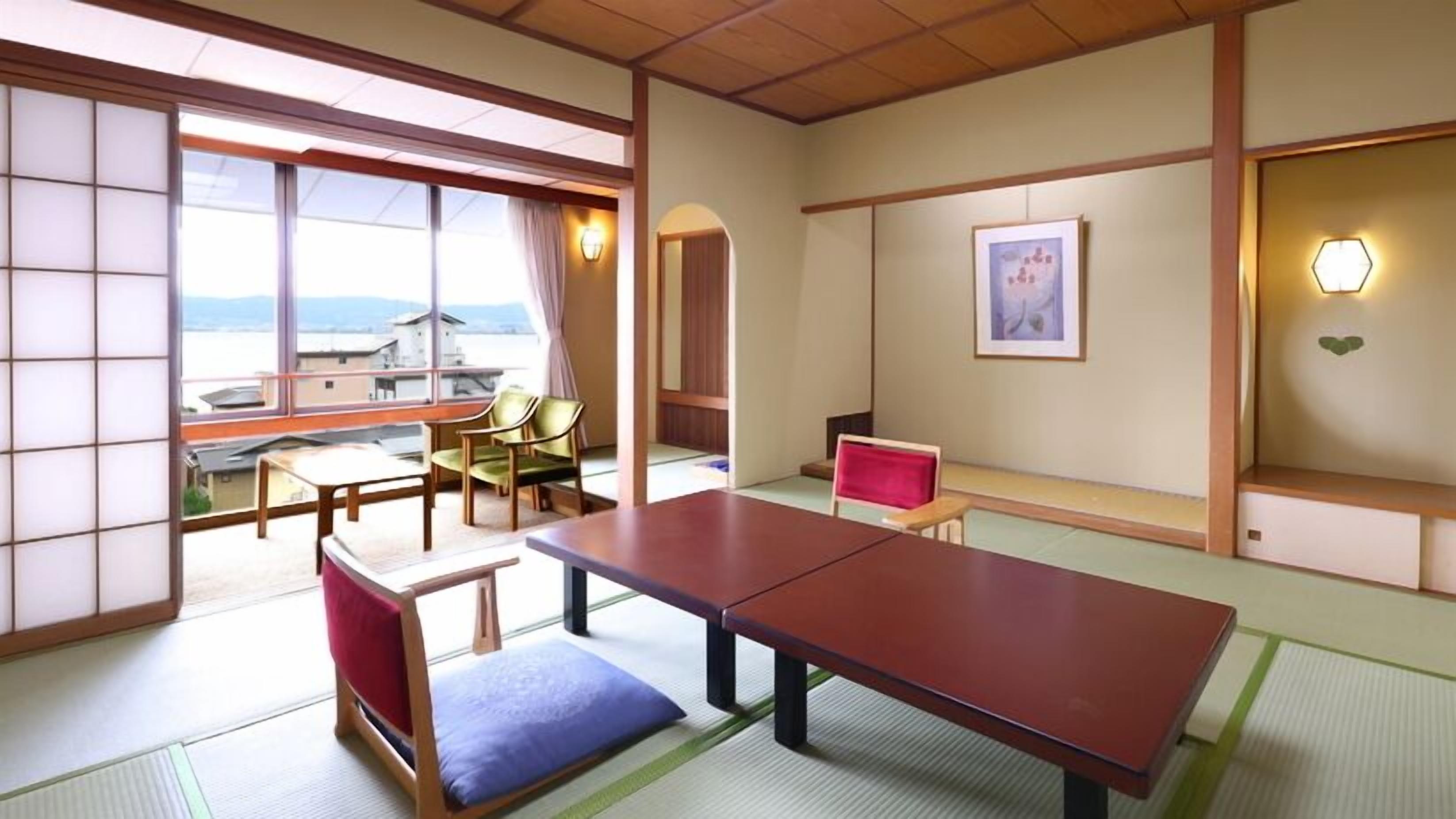 Una habitación japonesa tradicional con suelo de tatami, una mesa baja y sillas.