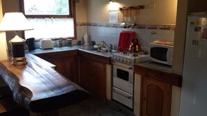 House, 2 Bedrooms | Private kitchen | Full-sized fridge, microwave, oven, stovetop - La Colella (San Martín de los Andes)