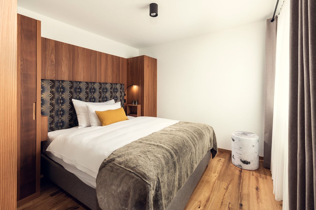 Single Room | Blackout drapes, iron/ironing board (on request), cribs (free)