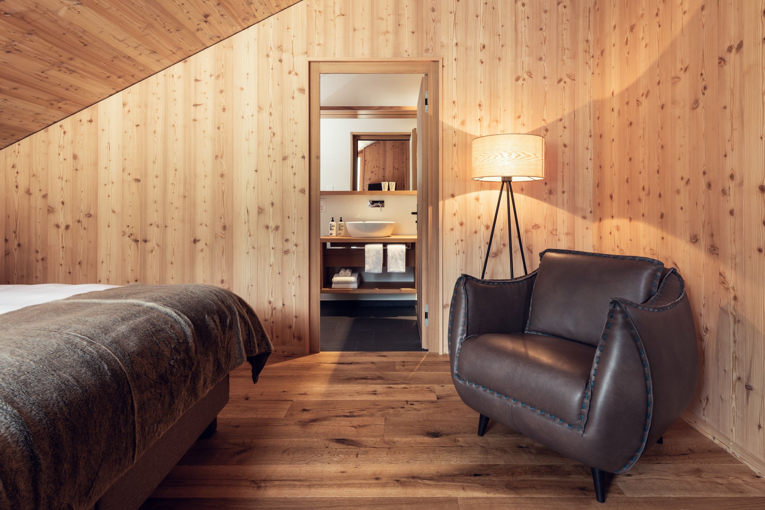 Cortinas blackout, tabla de planchar con plancha y cunas gratuitas 