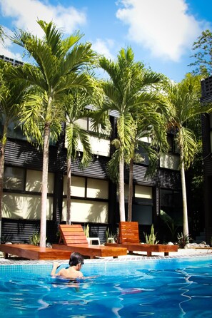 Piscine extérieure, chaises longues