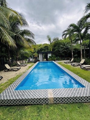 Kolam renang outdoor, dengan kursi berjemur