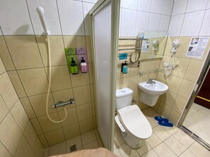 Ducha, artículos de tocador gratuitos, secador de pelo, pantuflas