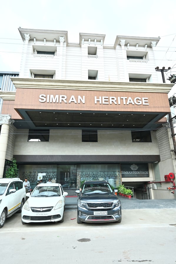 Un bâtiment sur lequel on peut lire l’inscription suivante : « SIMRAN HERITAGE ».