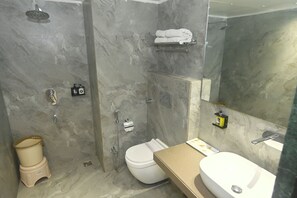 1 bedroom, desk, free WiFi, bed sheets - Hotel Simran Heritage (Raipur)
