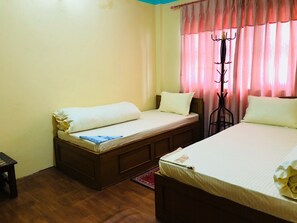 Habitación básica doble, para no fumadores | 4 habitaciones y ropa de cama de alta calidad