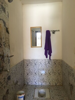 Basic Double Room, Non Smoking | Bathroom