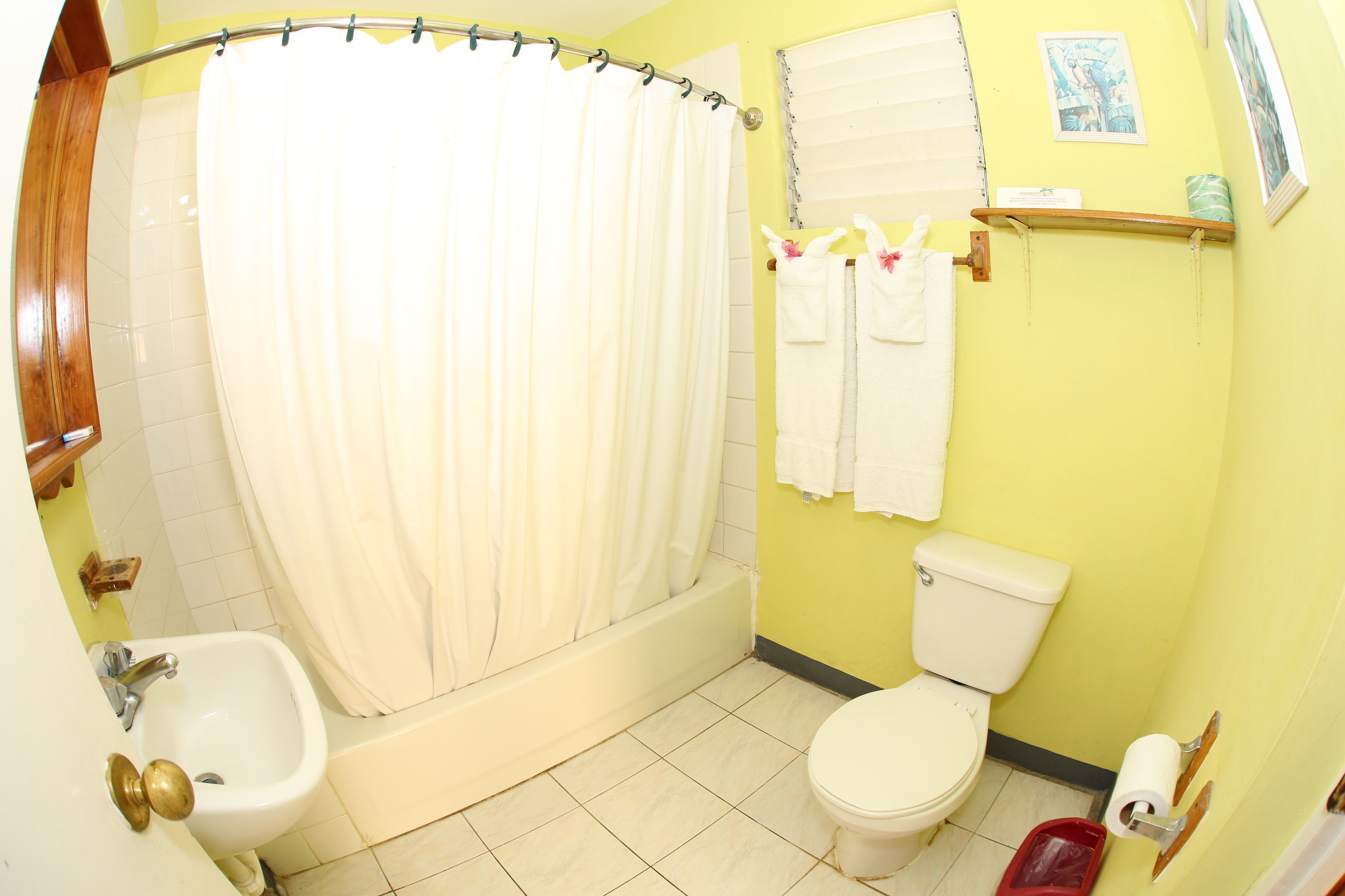 superior double room | bathroom | combined shower/bathtub, free toiletries, hair dryer, towels