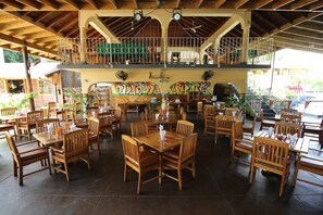 Outdoor dining - Seastar Inn (Negril)