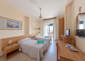 Tweepersoonskamer, balkon, uitzicht op zee | Een kluis op de kamer, een bureau, verduisterende gordijnen