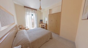 In-room safe, desk, blackout curtains, iron/ironing board - Hotel Venezia Vasto (Vasto)