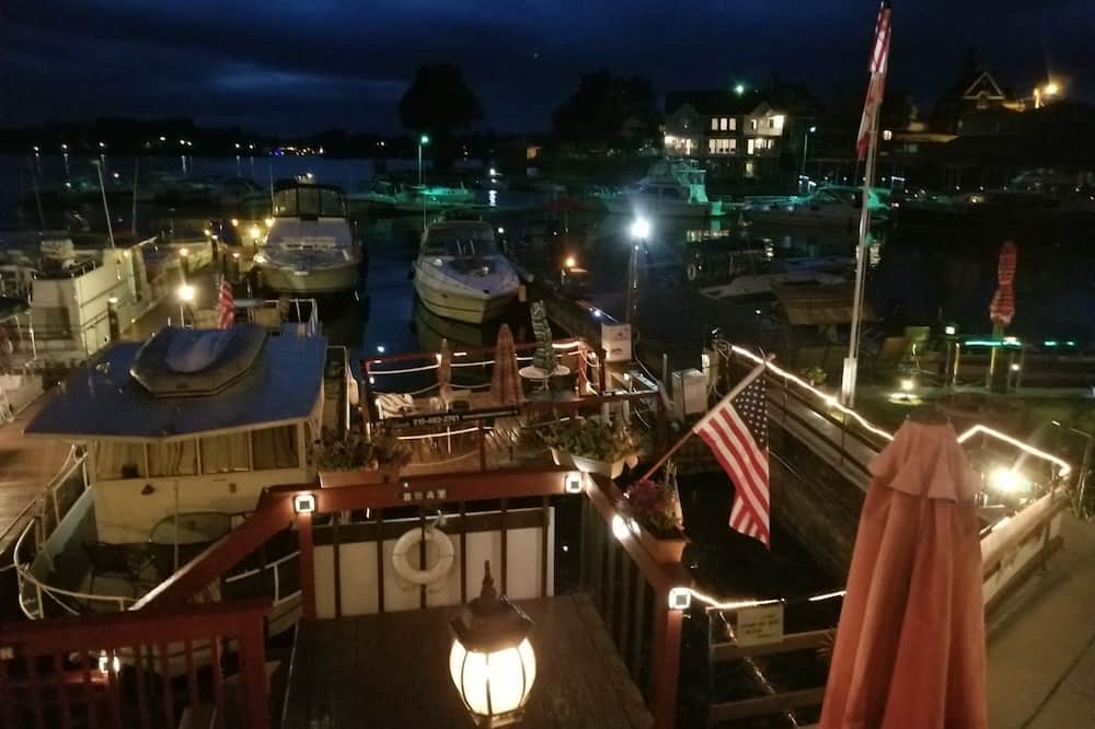 Hills Motor Court & Marina