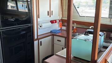 Studio Suite, River View | Private kitchen | Full-sized fridge, microwave, stovetop, coffee/tea maker