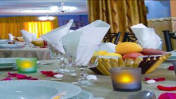 Breakfast, lunch, dinner served; local and international cuisine