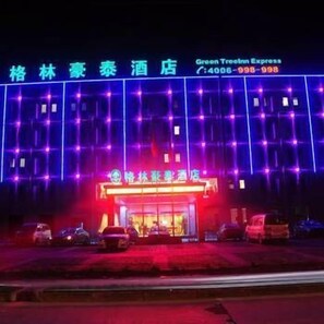 Façade de l’hébergement - soirée/nuit