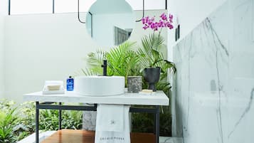 Set di cortesia gratuito, asciugacapelli, accappatoio, asciugamani