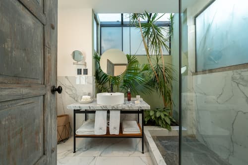 Chambre Standard, 1 grand lit | Salle de bain | Articles de toilette (gratuits), séchoir à cheveux, peignoirs