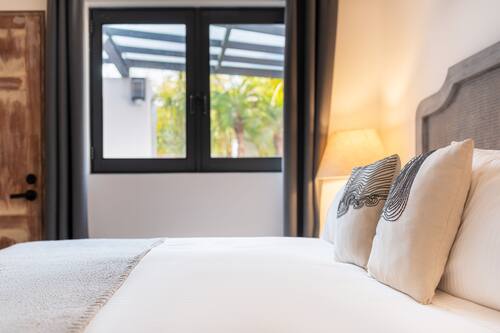 Standard Room, 1 Queen Bed | Egyptian cotton sheets, premium bedding, down duvets, minibar