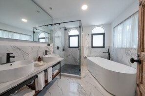 Master Suite, 1 King Bed, Bathtub | Banheiro | Produtos de toalete grátis, secador de cabelo, roupões de banho 