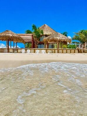 Am Strand, Liegestühle, Sonnenschirme, Strandtücher