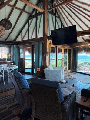 Smart-TV, Kamin, Bücher