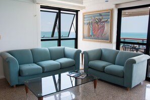 Apartamento, várias camas, para não fumantes | Sala de estar | TV de tela plana, DVD player