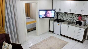 Apartment, 2 Schlafzimmer | Wohnbereich | 43-Zoll-LCD-Fernseher mit Satellitenempfang, Fernseher