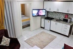 Apartment, 2 Schlafzimmer | Wohnbereich | 43-Zoll-LCD-Fernseher mit Satellitenempfang, Fernseher