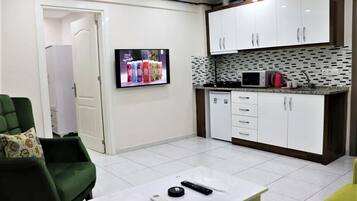 Apartment, 2 Schlafzimmer | Wohnbereich | 43-Zoll-LCD-Fernseher mit Satellitenempfang, Fernseher