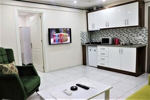 Apartment, 2 Schlafzimmer | Wohnbereich | 43-Zoll-LCD-Fernseher mit Satellitenempfang, Fernseher