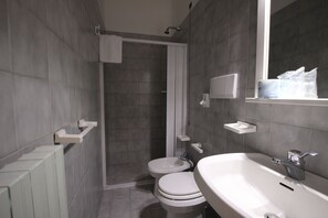 Shower, free toiletries, hair dryer, bidet - Hotel Ristorante Anita (Amelia)