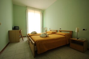 Standard Double Room | Desk, soundproofing, bed sheets - Hotel Ristorante Anita (Amelia)