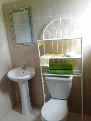 Appart'hôtel Standard, 1 grand lit, non-fumeurs | Salle de bain | Articles de toilette gratuits, sèche-cheveux, serviettes fournies