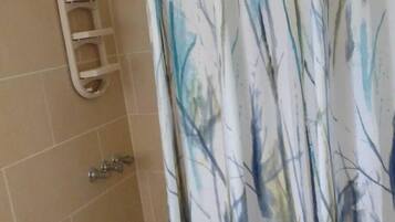 Kondominium Standar, 1 Tempat Tidur Queen, Bebas Asap Rokok | Kamar mandi | Perlengkapan mandi gratis, pengering rambut, dan handuk