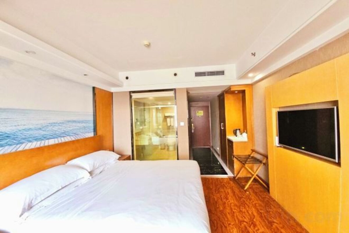 Rongle Joy & Bask · Deluxe King Room (Flooded With Natural Light + Plaza View + Well-Proportioned Layout)