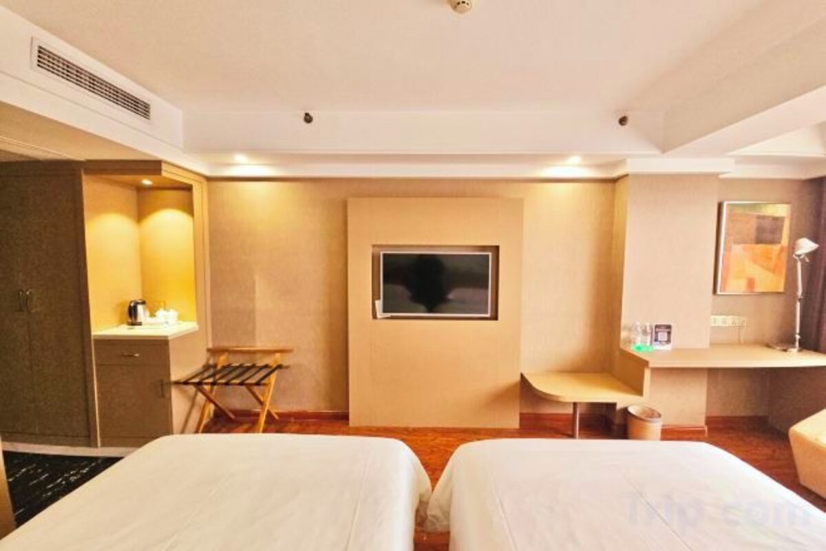 Rongli Embrace Light · Cityscape Twin Room (Sun-Filled + Plaza View + Entry-Level Choice With Prime Benefits)