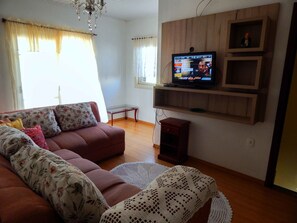 Casa, 4 quartos | Sala de estar | TV de tela plana 32 polegadas com canais a cabo, TV, lareira