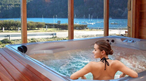 Sauna seca, banheira de hidromassagem, sauna a vapor, massagens suecas