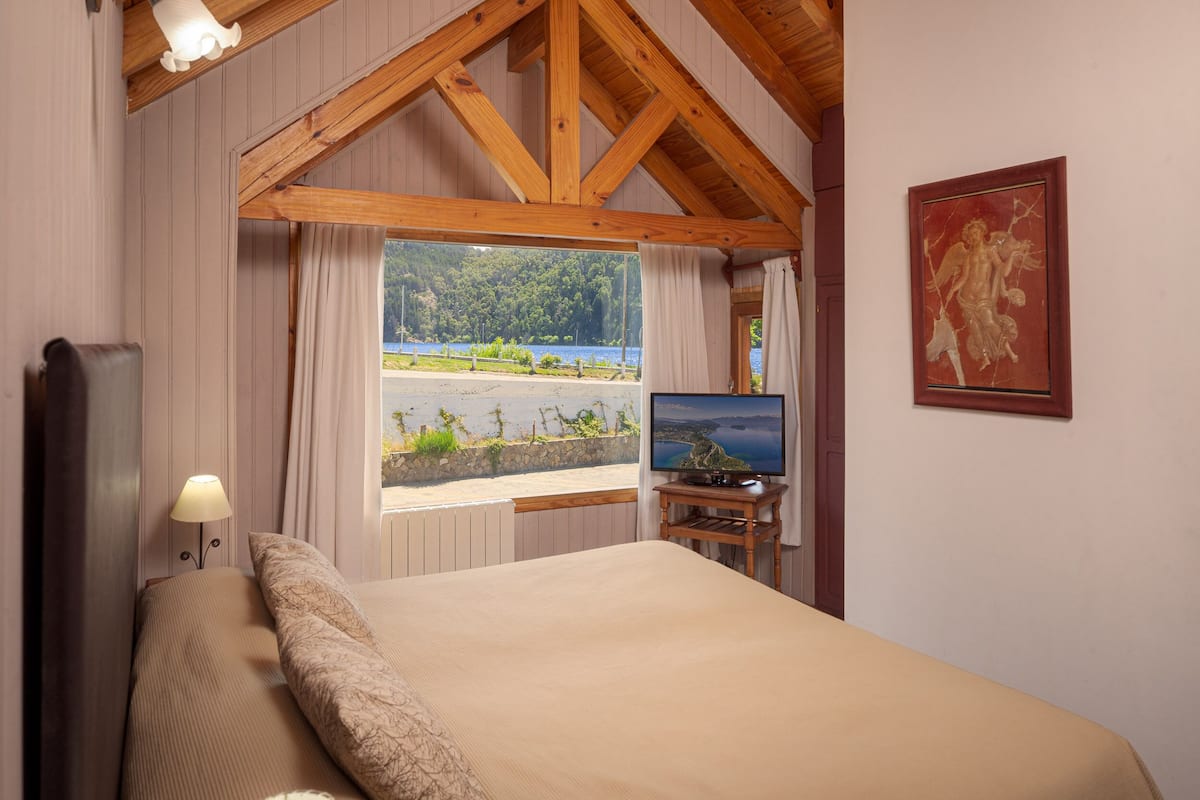 Select Comfort beds, individually decorated, individually furnished