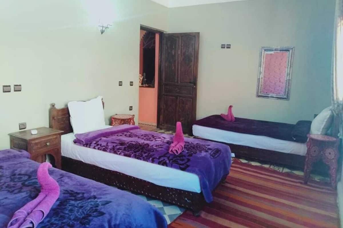 Chambre Triple, salle de bains commune, vue montagne (Tamsoulte) | Décoration personnalisée, ameublement personnalisé, rideaux occultants
