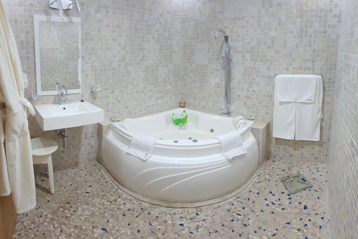 suite | 1 bedroom, premium bedding, minibar, soundproofing