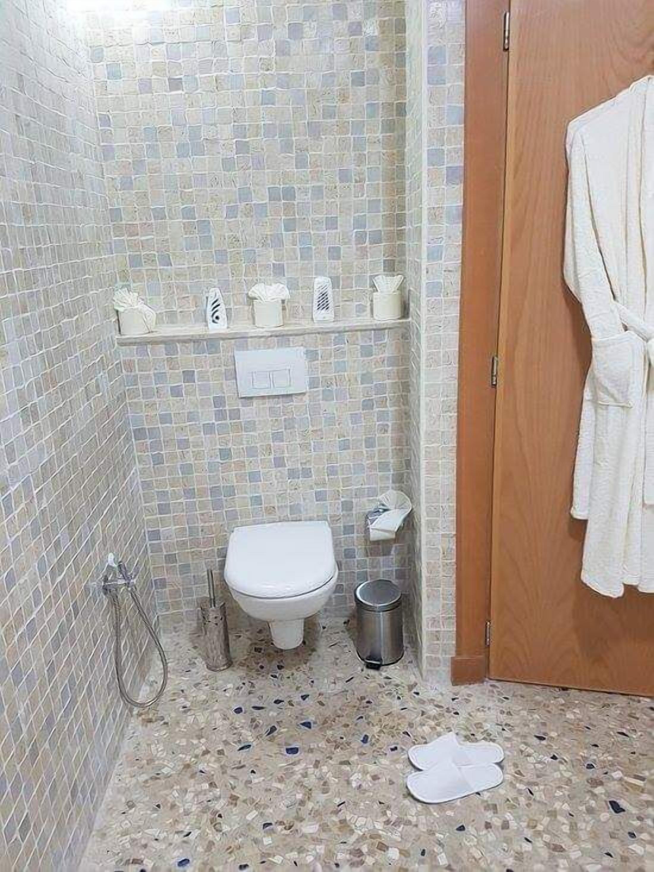 suite | bathroom | bathtub, deep-soaking bathtub, free toiletries, hair dryer