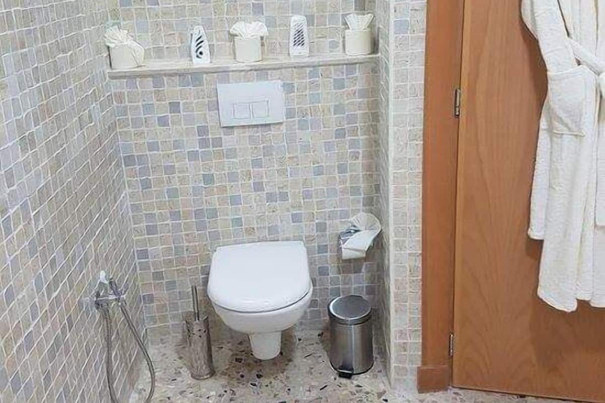 suite | bathroom | bathtub, deep-soaking bathtub, free toiletries, hair dryer