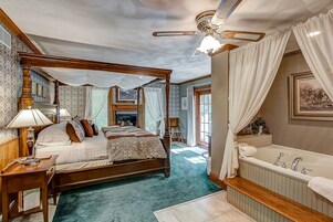 Romanttinen sviitti, 1 suuri parisänky ja vuodesohva, tupakointi kielletty | Ylelliset vuodevaatteet, yksilöllisesti sisustettu