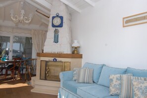 Elite-Haus, Nichtraucher, Meerblick | Wohnbereich | 137-cm-LCD-Fernseher mit Satellitenempfang, Fernseher, Kamin